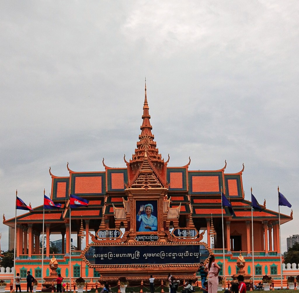 Phnom Penh es la capital de Camboya, una ciudad donde encontrarás sitios que te acercaran a conocer este país.