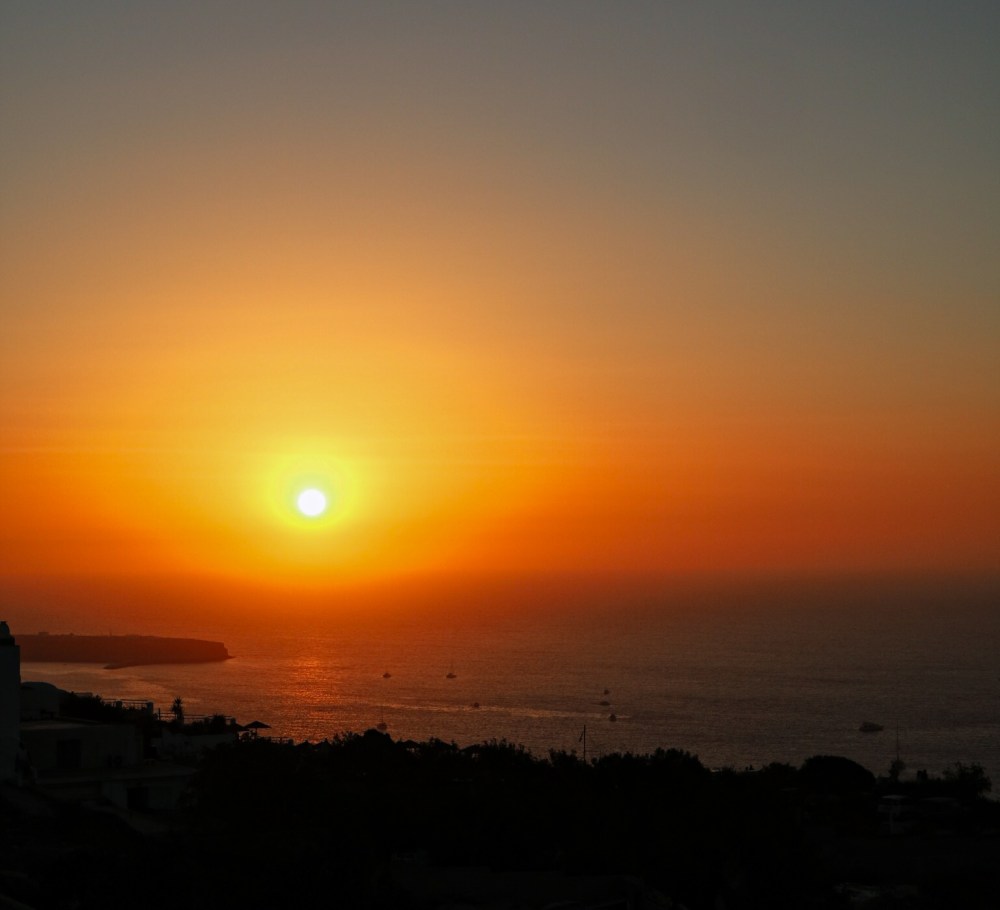El atardecer en Oia, Santorini es considerado el más bonito del mundo.